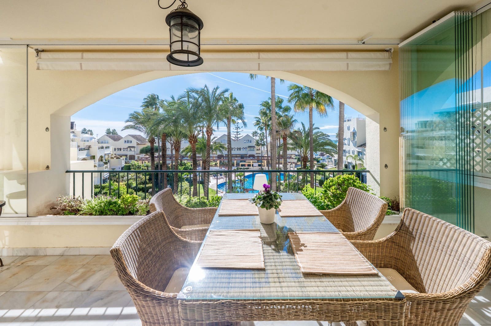 2 soveværelse Strandlejlighed til salg i Marbella med swimmingpool - € 850.000 (Ref: 9500595)