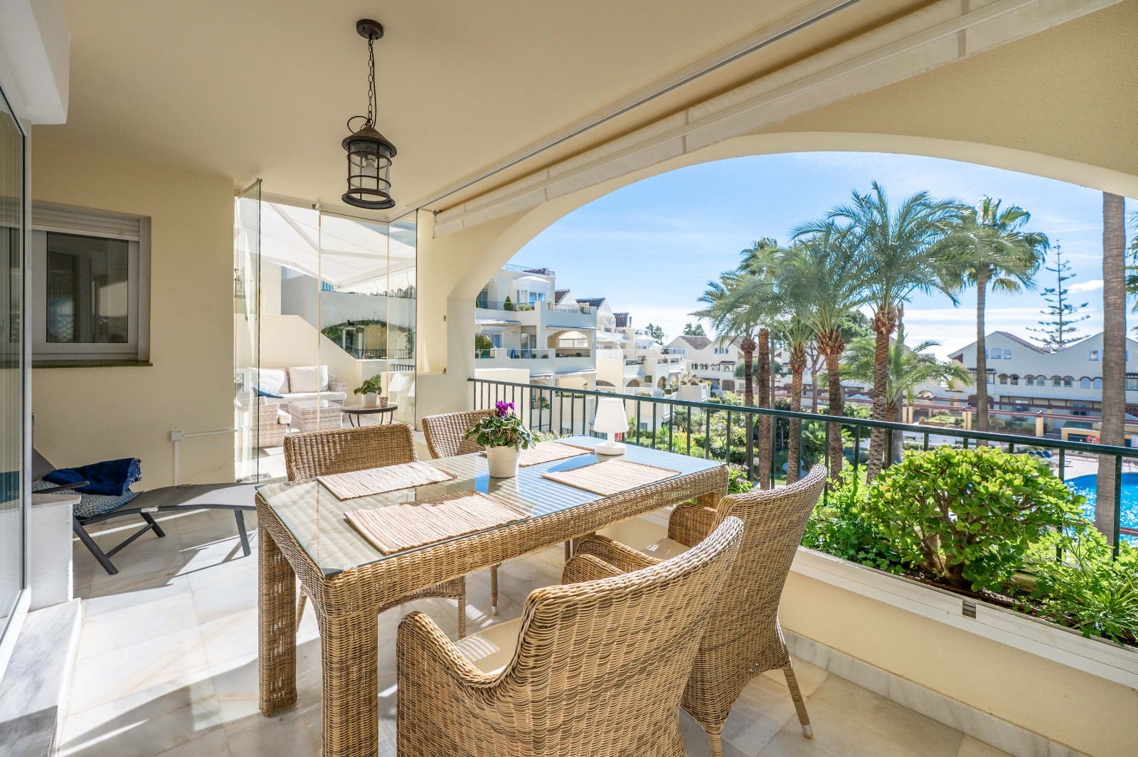 2 soveværelse Strandlejlighed til salg i Marbella med swimmingpool - € 850.000 (Ref: 9500595)