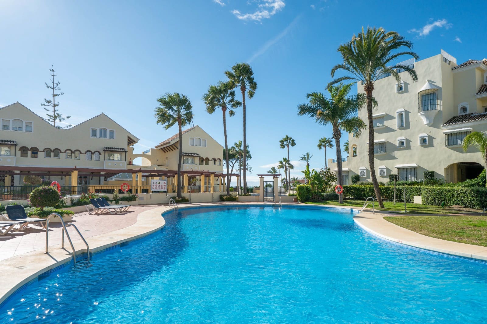 2 soveværelse Strandlejlighed til salg i Marbella med swimmingpool - € 850.000 (Ref: 9500595)