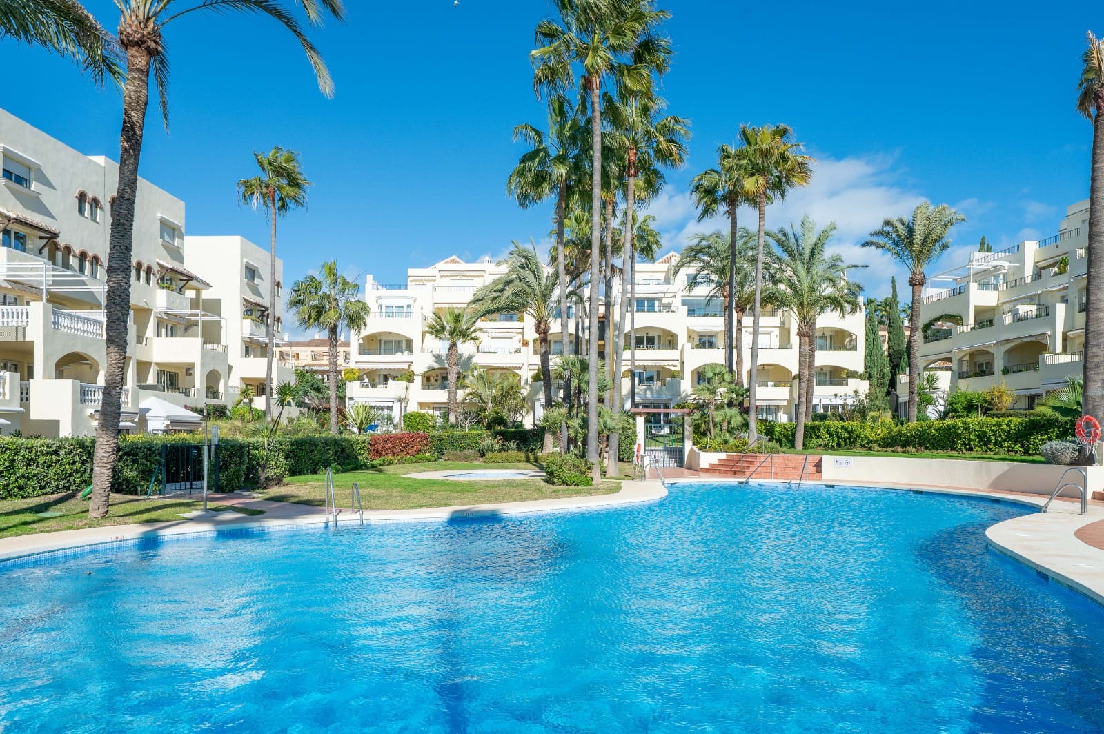 2 soveværelse Strandlejlighed til salg i Marbella med swimmingpool - € 850.000 (Ref: 9500595)