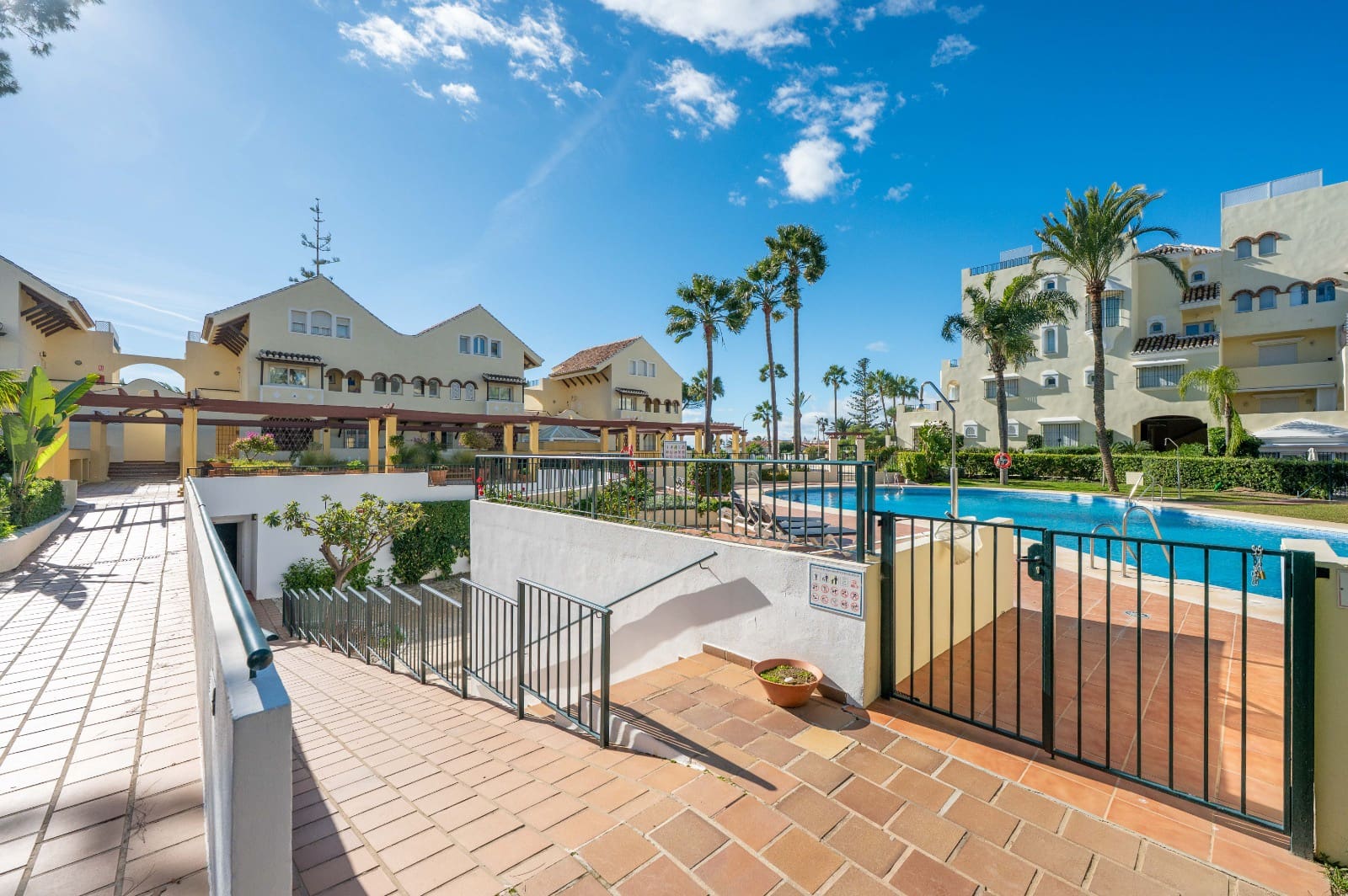 2 soveværelse Strandlejlighed til salg i Marbella med swimmingpool - € 850.000 (Ref: 9500595)