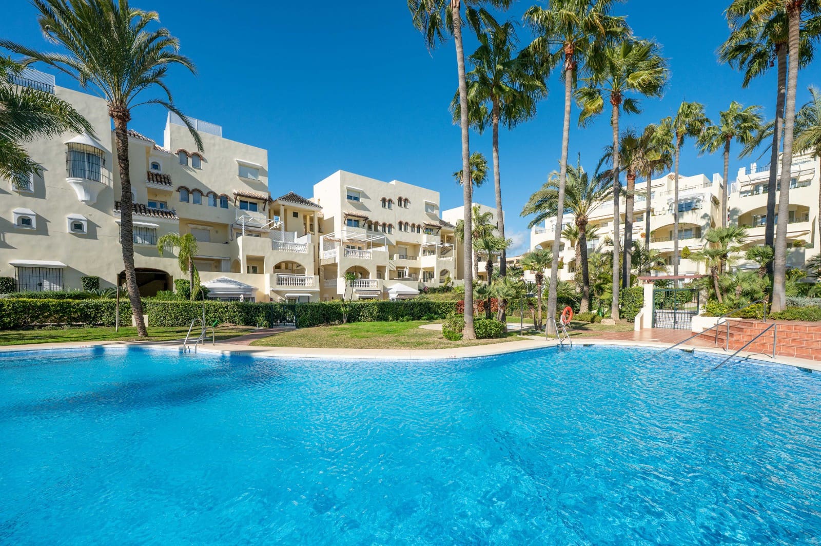 2 soveværelse Strandlejlighed til salg i Marbella med swimmingpool - € 850.000 (Ref: 9500595)