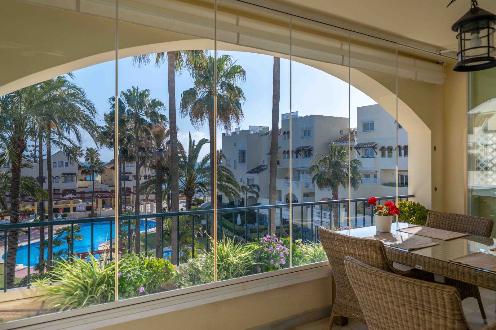 2 slaapkamer Strandappartement te koop in Elviria met zwembad - € 829.000 (Ref: 9500595)