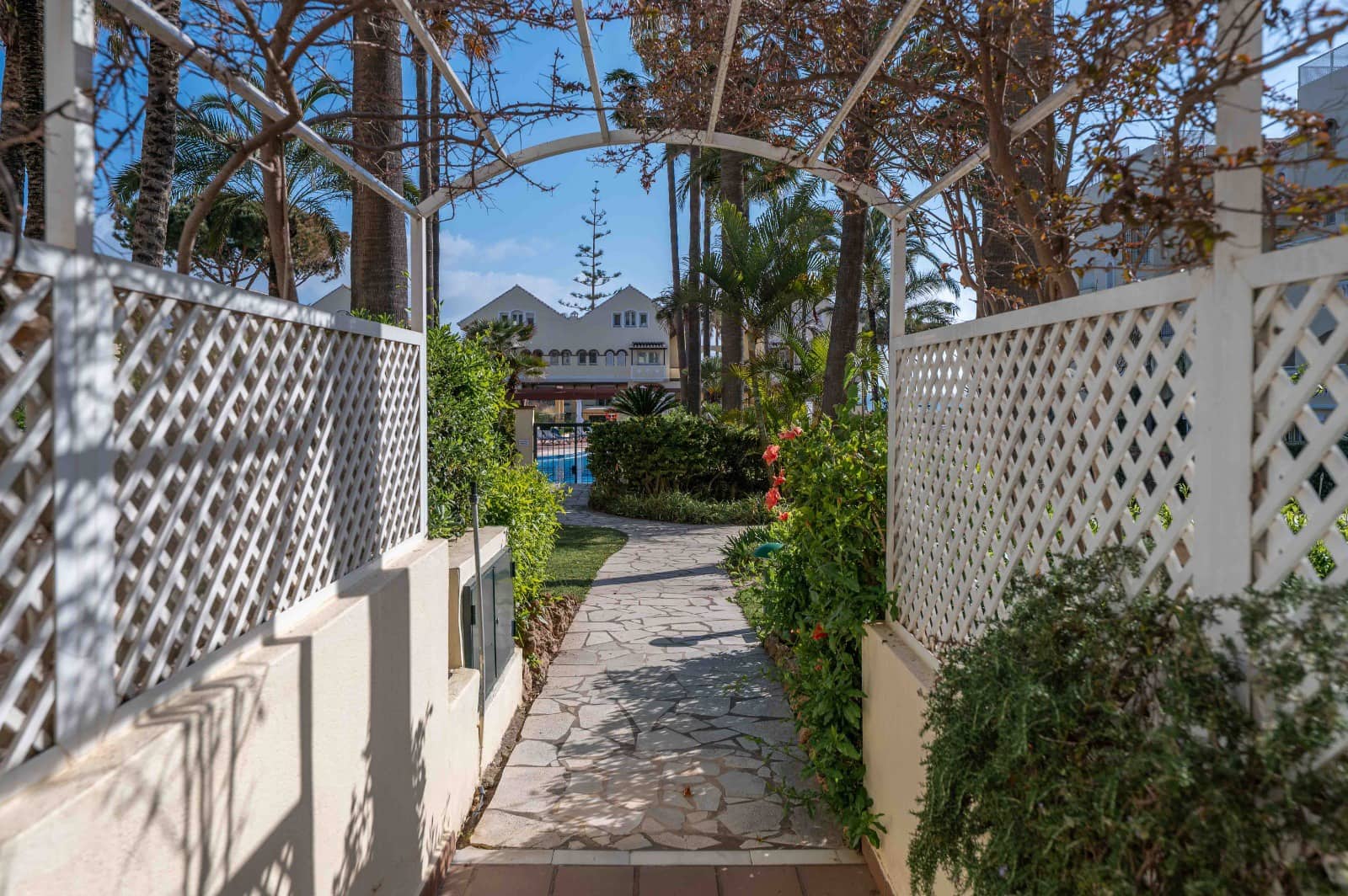 2 slaapkamer Strandappartement te koop in Elviria met zwembad - € 829.000 (Ref: 9500595)