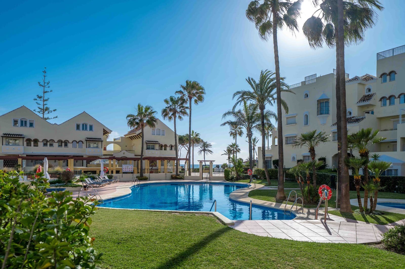 2 slaapkamer Strandappartement te koop in Elviria met zwembad - € 829.000 (Ref: 9500595)