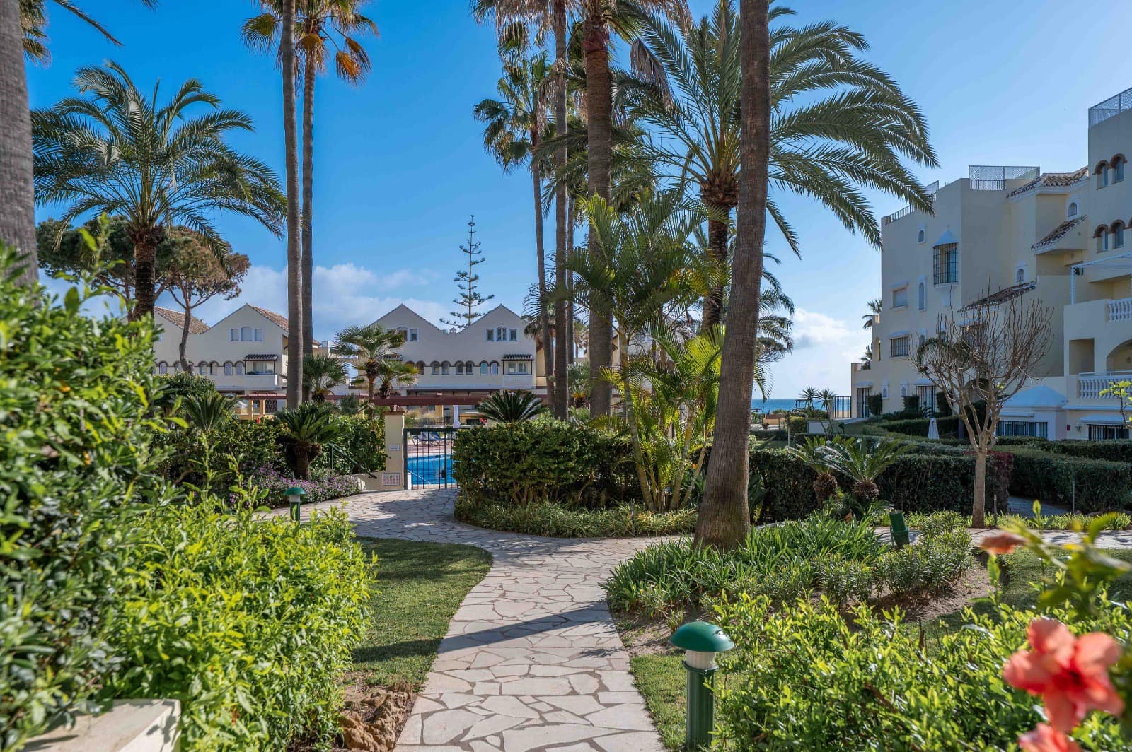 2 slaapkamer Strandappartement te koop in Elviria met zwembad - € 829.000 (Ref: 9500595)