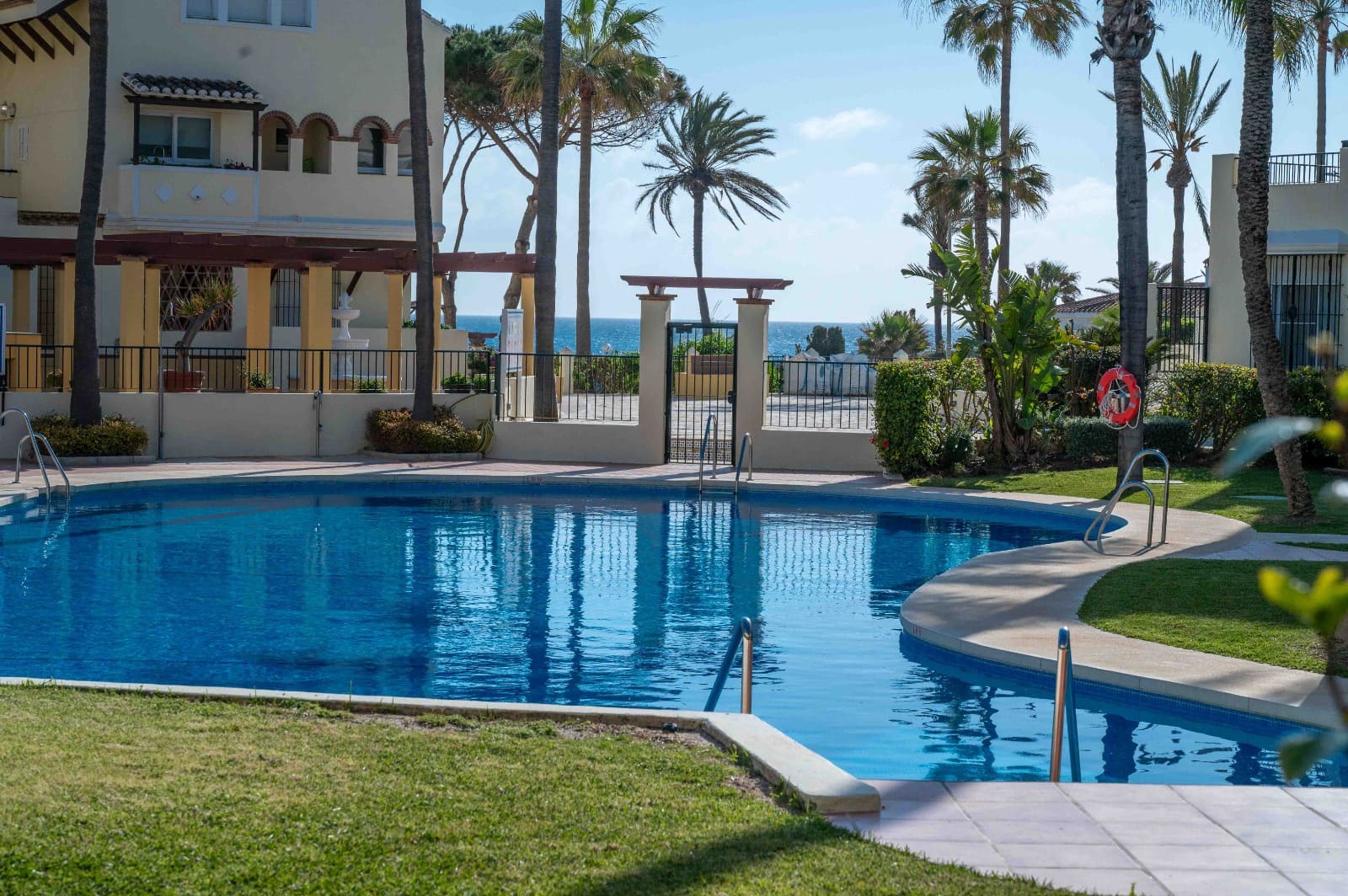 2 slaapkamer Strandappartement te koop in Elviria met zwembad - € 829.000 (Ref: 9500595)