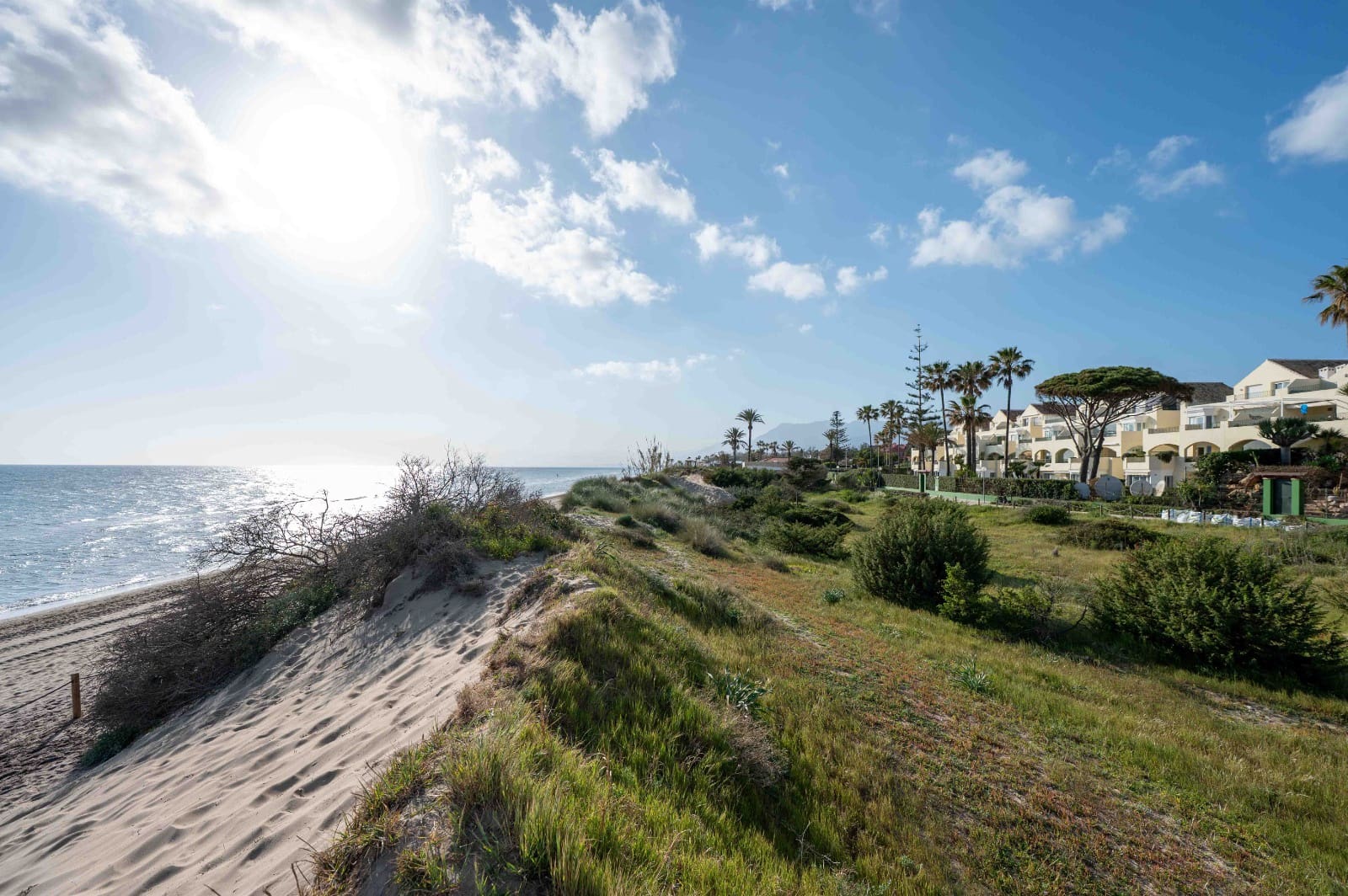 2 slaapkamer Strandappartement te koop in Elviria met zwembad - € 829.000 (Ref: 9500595)