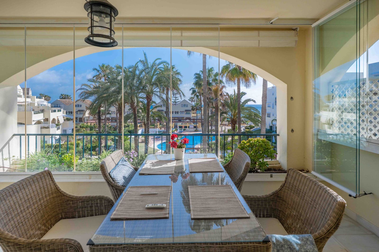 2 slaapkamer Strandappartement te koop in Elviria met zwembad - € 829.000 (Ref: 9500595)