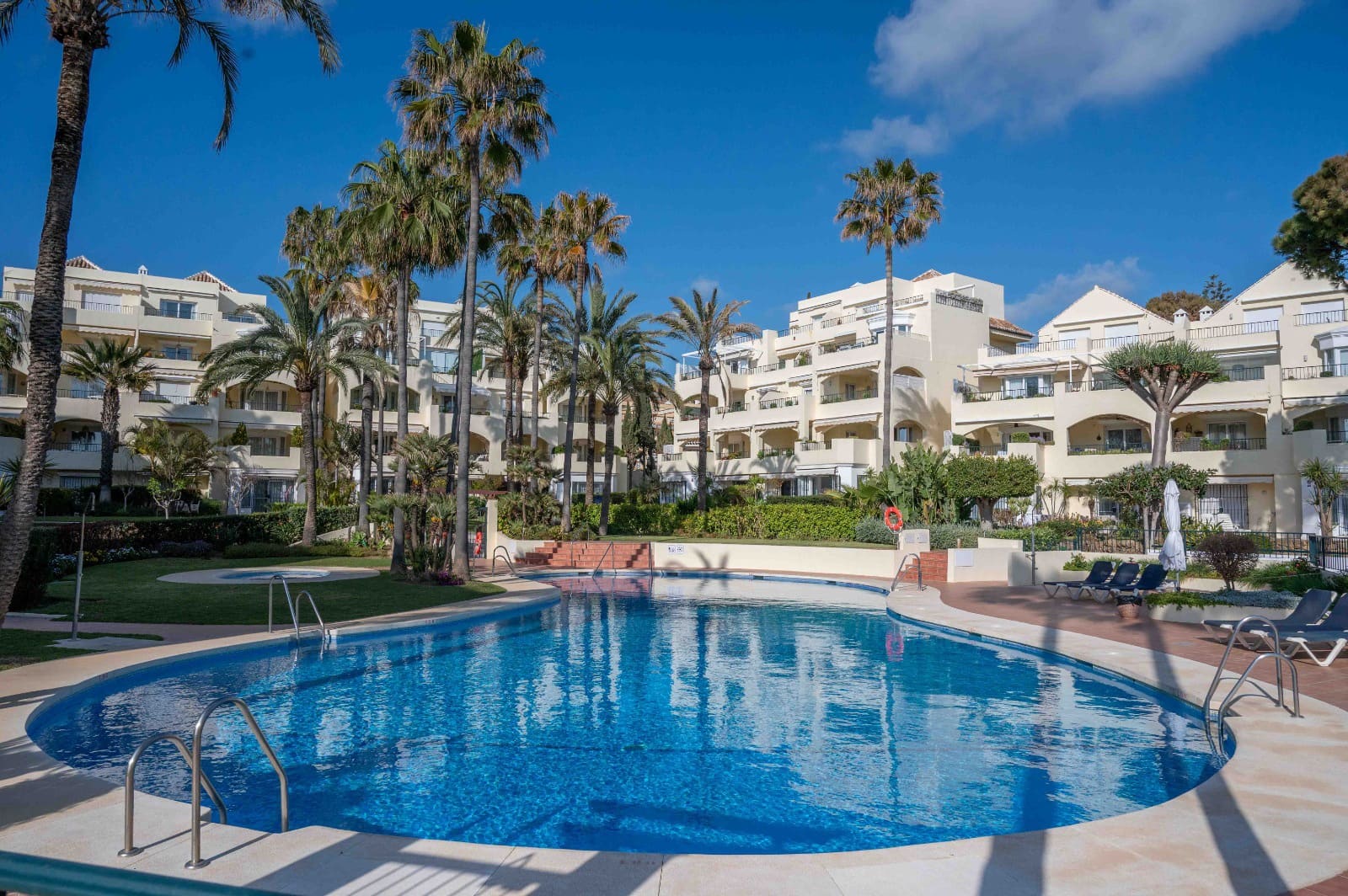 2 slaapkamer Strandappartement te koop in Elviria met zwembad - € 829.000 (Ref: 9500595)