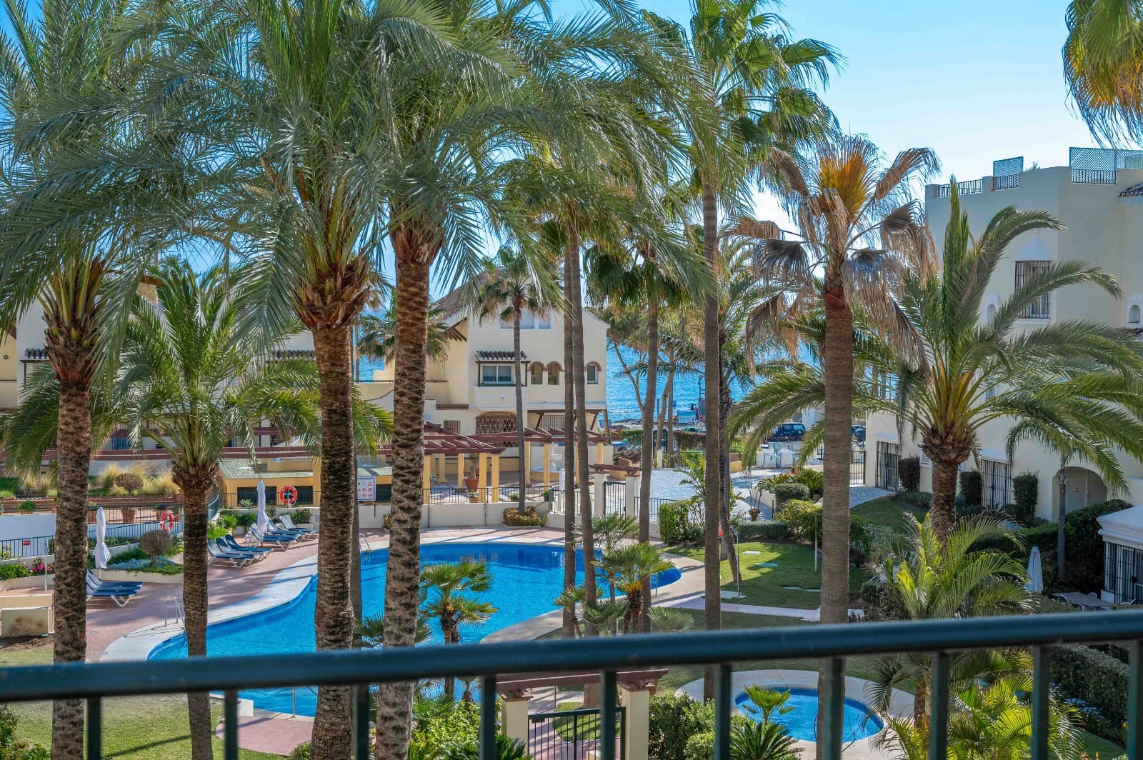2 slaapkamer Strandappartement te koop in Elviria met zwembad - € 829.000 (Ref: 9500595)