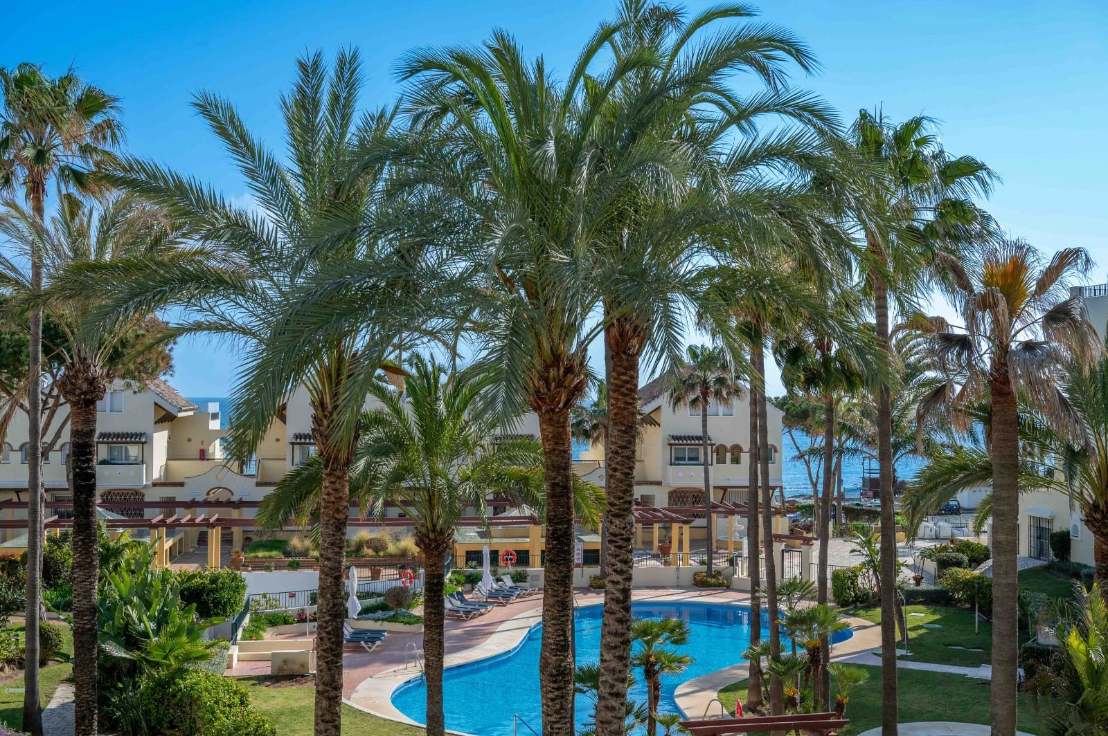 2 slaapkamer Strandappartement te koop in Elviria met zwembad - € 829.000 (Ref: 9500595)