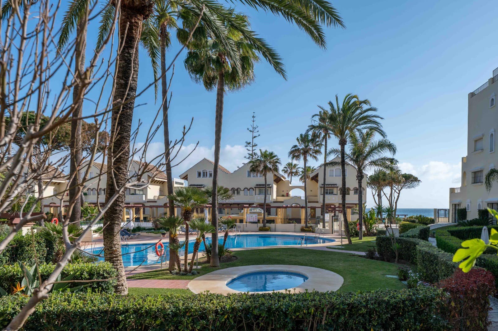 2 slaapkamer Strandappartement te koop in Elviria met zwembad - € 829.000 (Ref: 9500595)