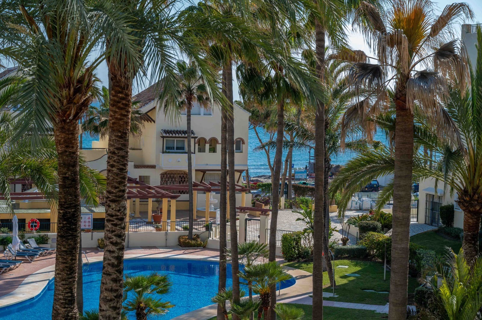 2 slaapkamer Strandappartement te koop in Elviria met zwembad - € 829.000 (Ref: 9500595)