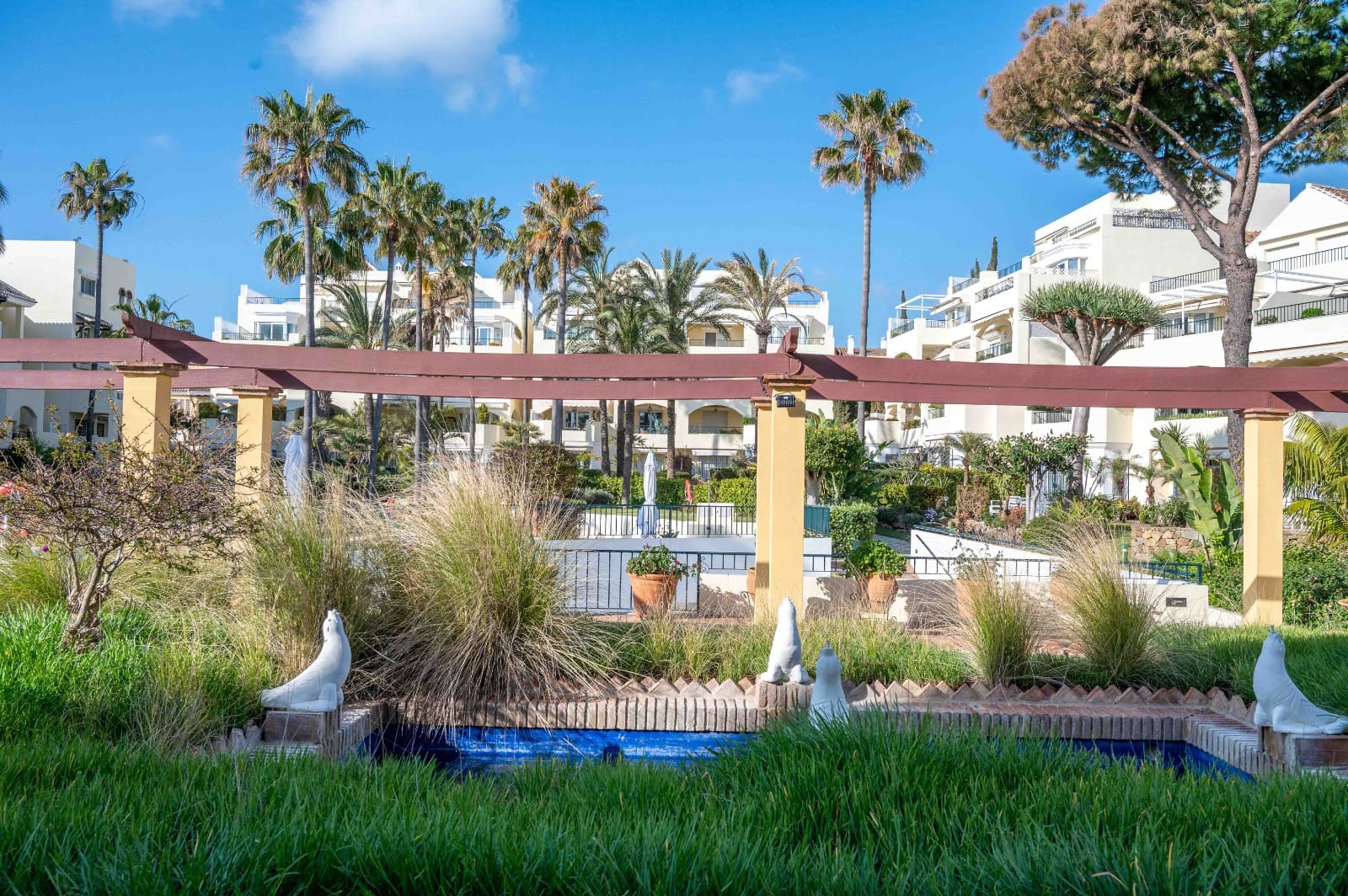 2 slaapkamer Strandappartement te koop in Elviria met zwembad - € 829.000 (Ref: 9500595)