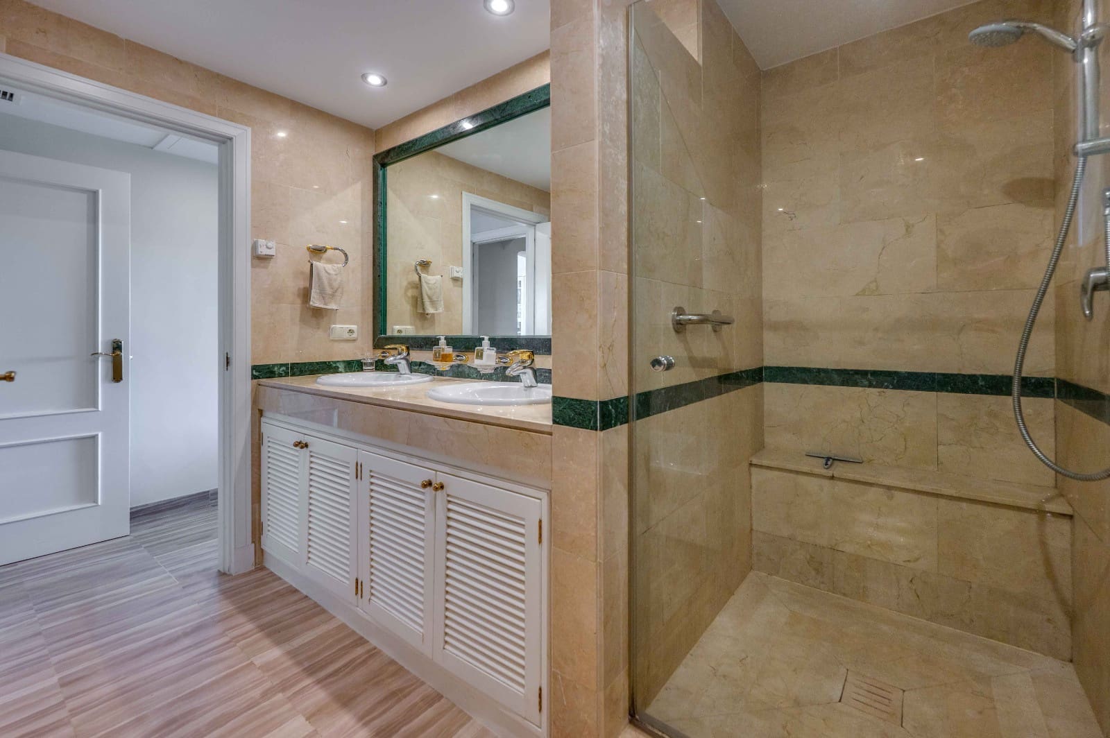 2 Zimmer Apartment zu verkaufen in Elviria mit Pool Garage - 695.000 € (Ref: 9696711)