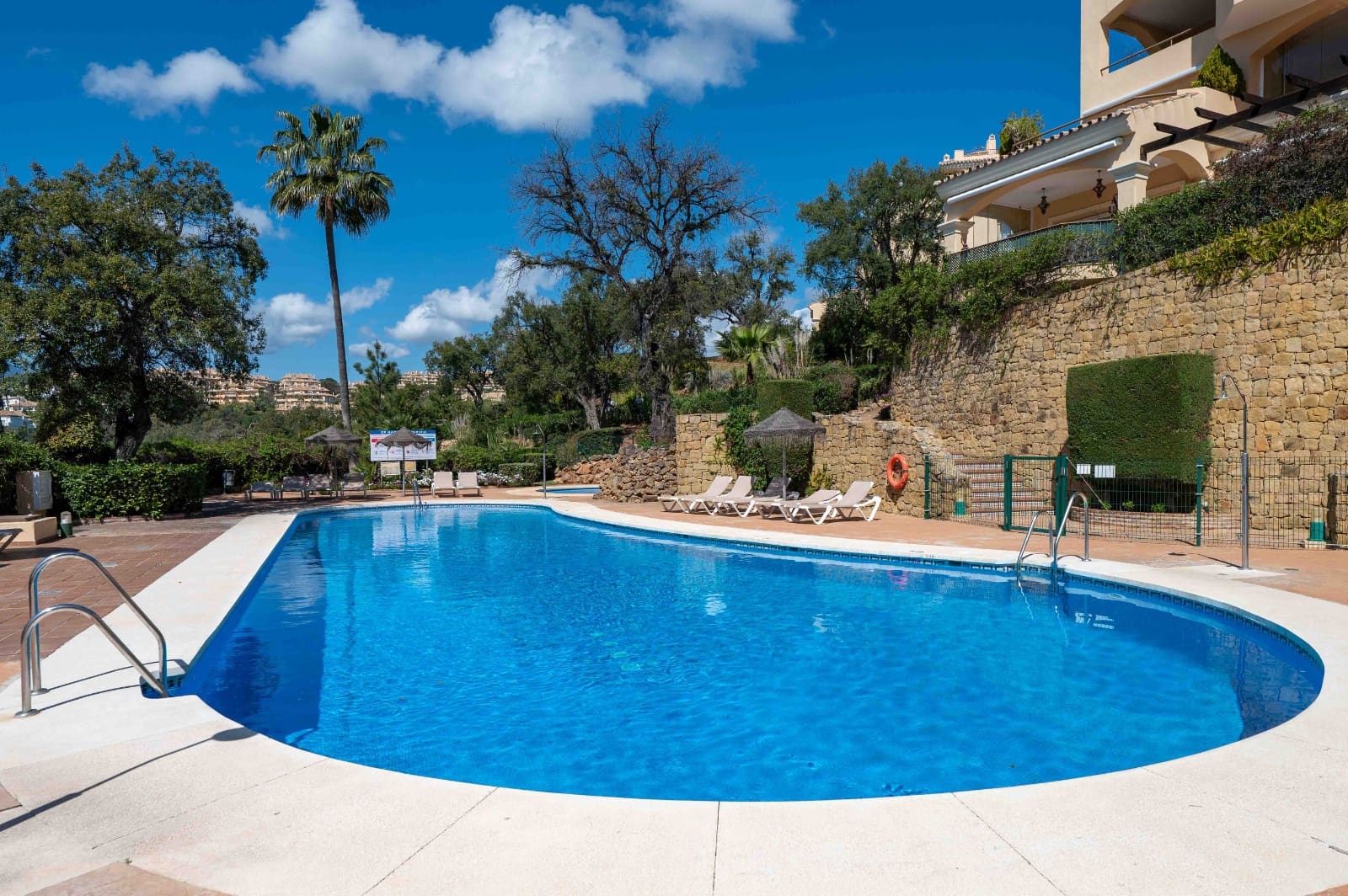 2 Zimmer Apartment zu verkaufen in Elviria mit Pool Garage - 695.000 € (Ref: 9696711)