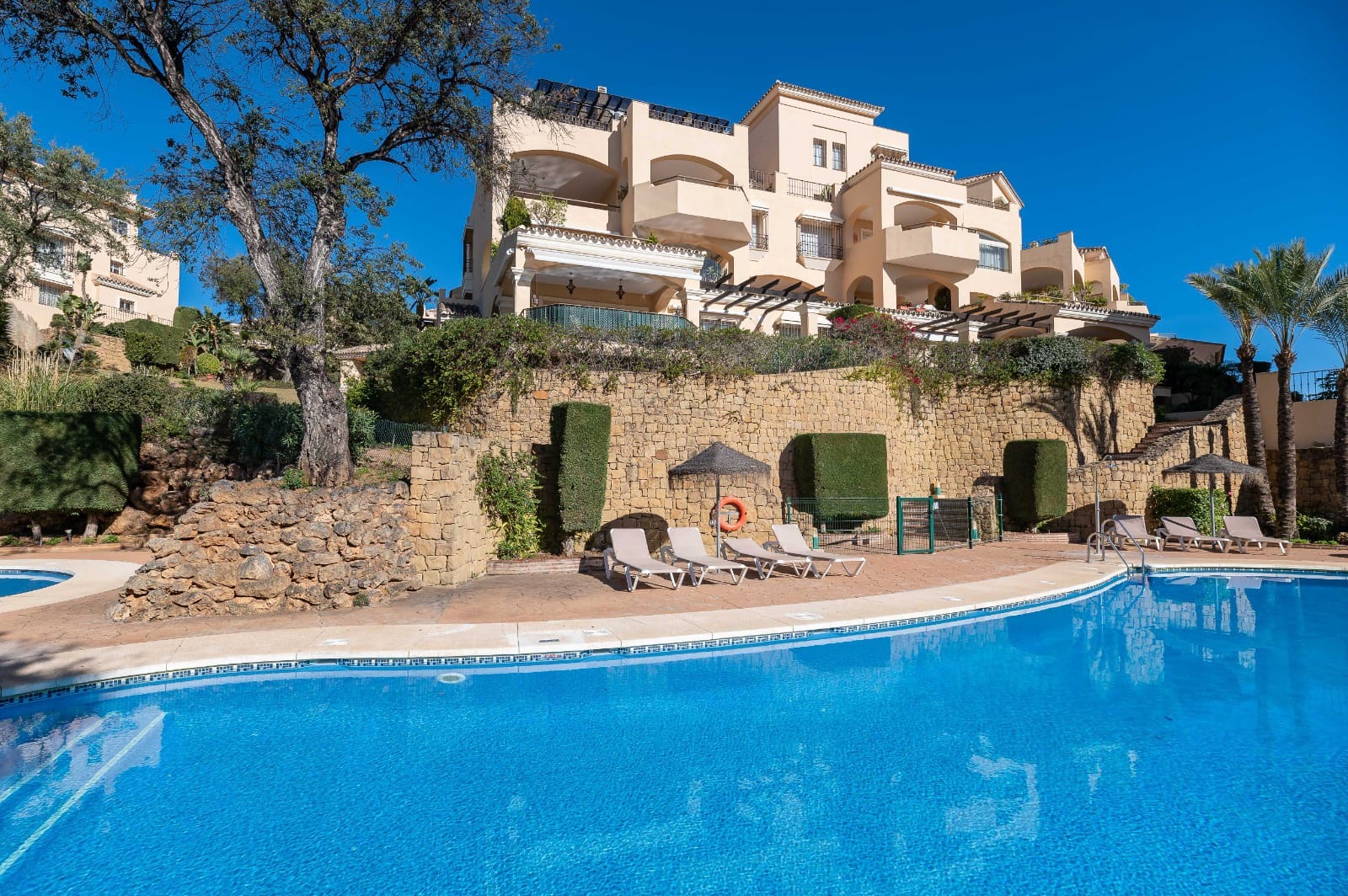 2 Zimmer Apartment zu verkaufen in Elviria mit Pool Garage - 695.000 € (Ref: 9696711)