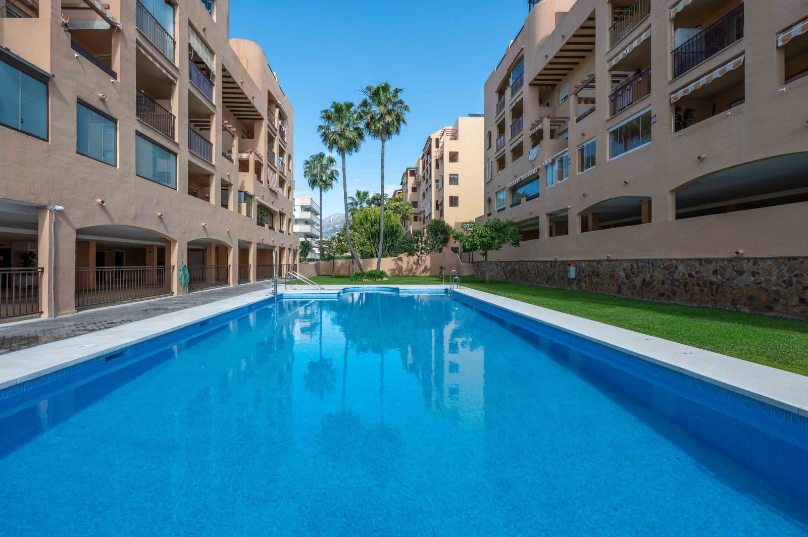 2 soverom Leilighet til salgs i Fuengirola med svømmebasseng garasje - € 328 000 (Ref: 9714059)