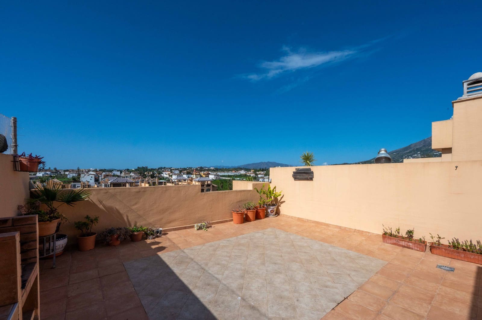 2 soverom Leilighet til salgs i Fuengirola med svømmebasseng garasje - € 328 000 (Ref: 9714059)