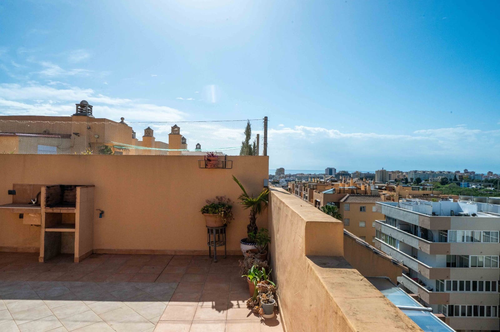 2 soverom Leilighet til salgs i Fuengirola med svømmebasseng garasje - € 328 000 (Ref: 9714059)