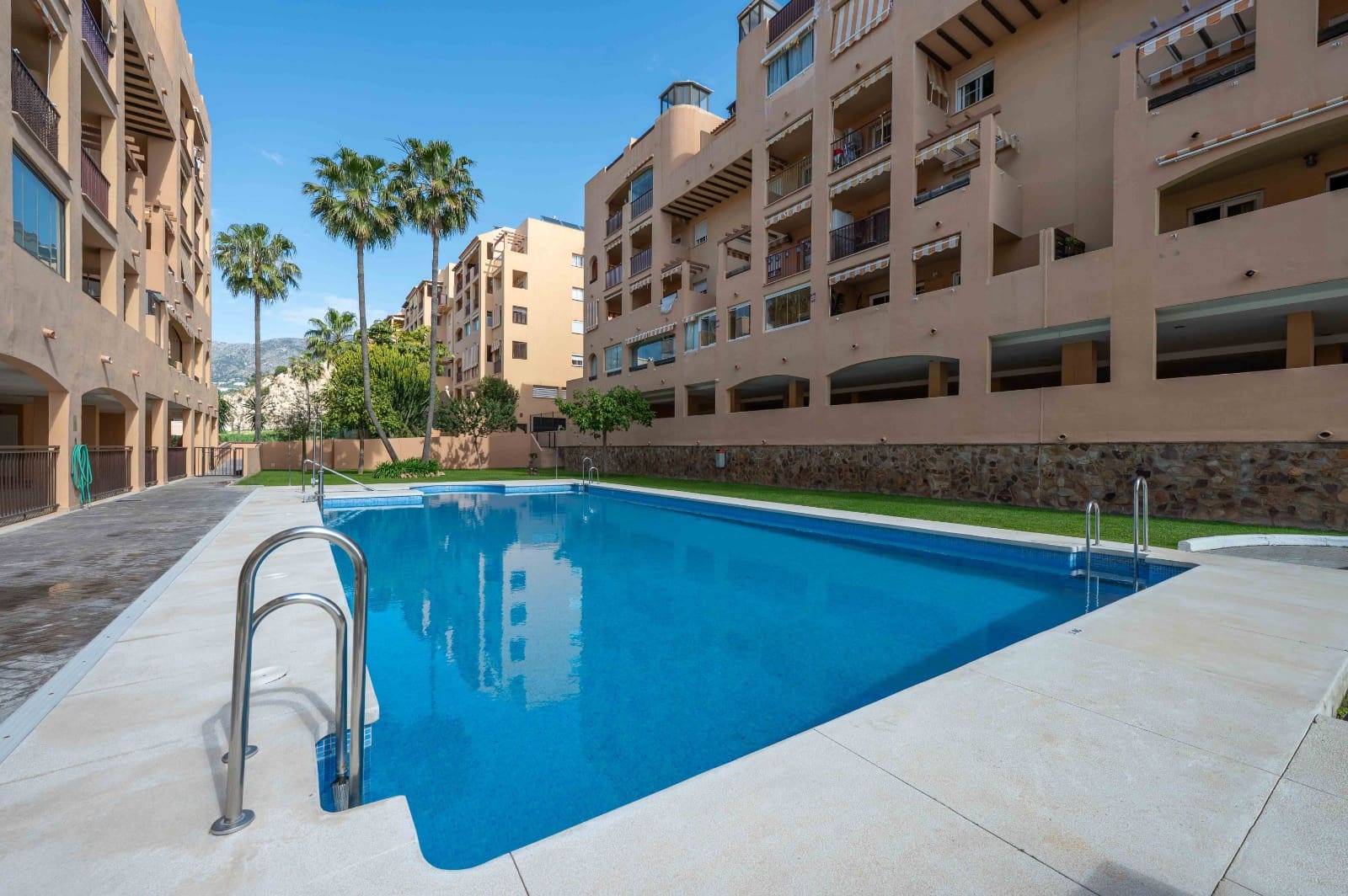 2 soverom Leilighet til salgs i Fuengirola med svømmebasseng garasje - € 328 000 (Ref: 9714059)