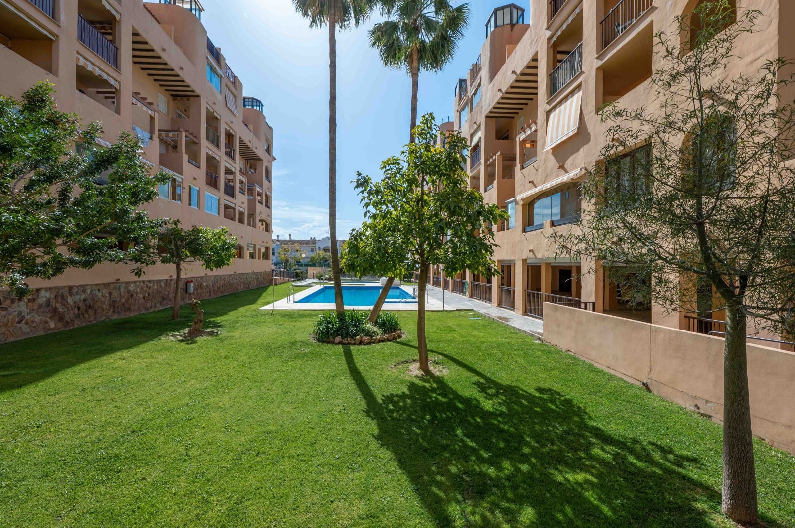 2 soverom Leilighet til salgs i Fuengirola med svømmebasseng garasje - € 328 000 (Ref: 9714059)