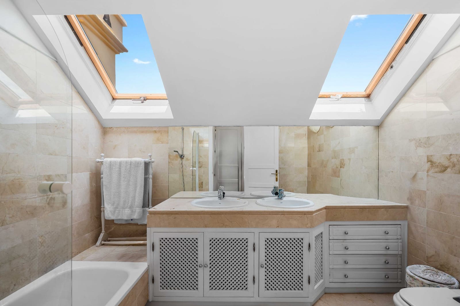 3 makuuhuone Kattohuoneisto myytävänä paikassa Elviria mukana uima-altaan 
autotalli - 1 190 000 € (Ref: 9725101)