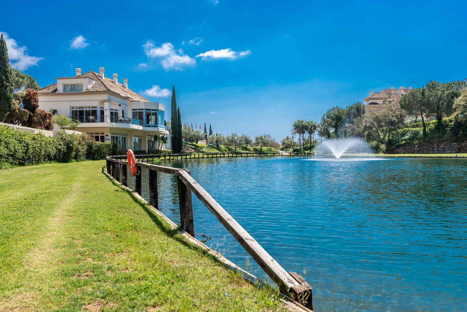 3 makuuhuone Kattohuoneisto myytävänä paikassa Elviria mukana uima-altaan 
autotalli - 1 190 000 € (Ref: 9725101)