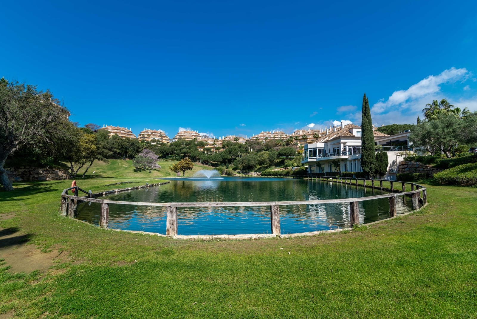 3 makuuhuone Kattohuoneisto myytävänä paikassa Elviria mukana uima-altaan 
autotalli - 1 190 000 € (Ref: 9725101)