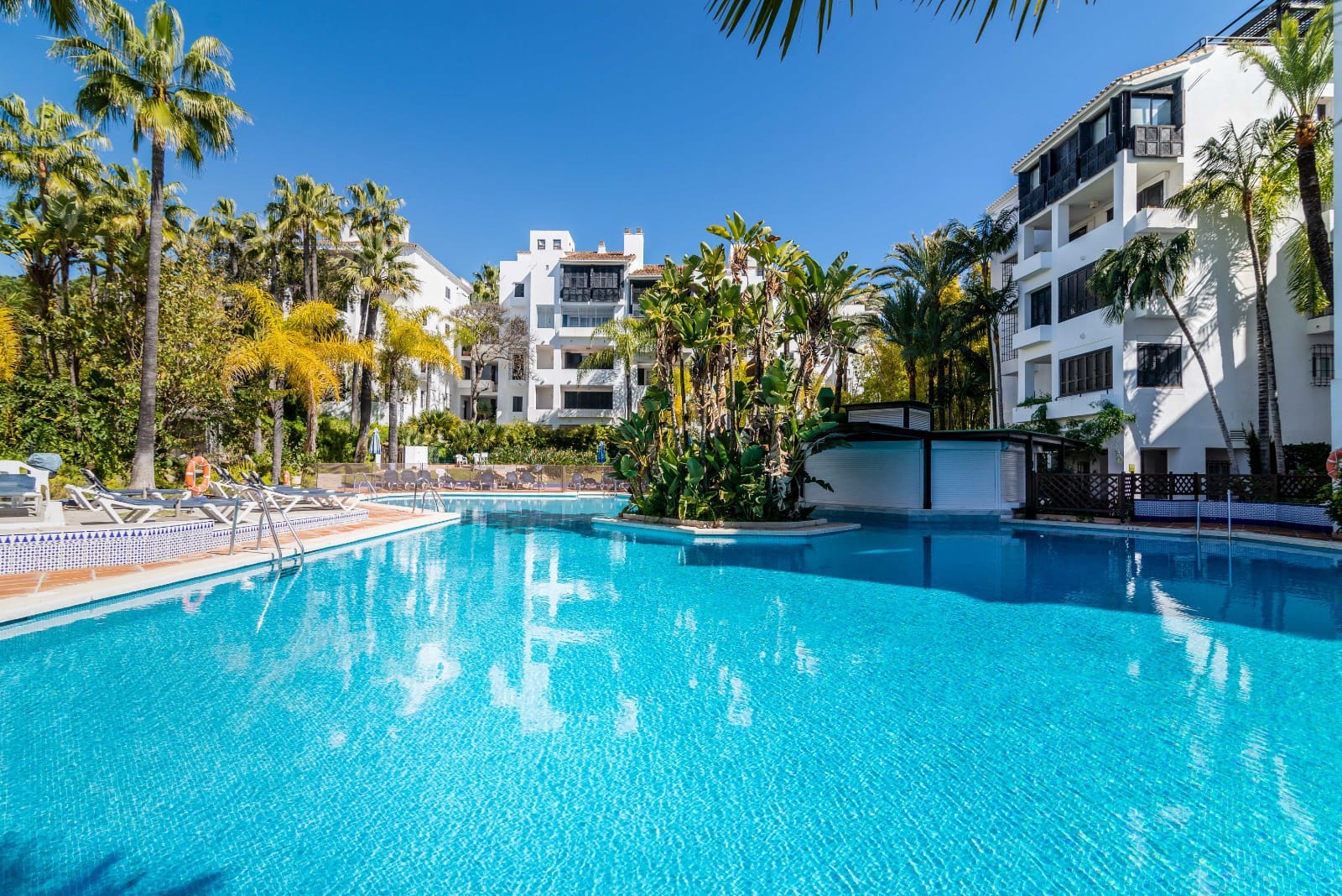 3 sovrum Strandlägenhet till salu i Elviria med pool - 735 000 € (Ref: 9800005)