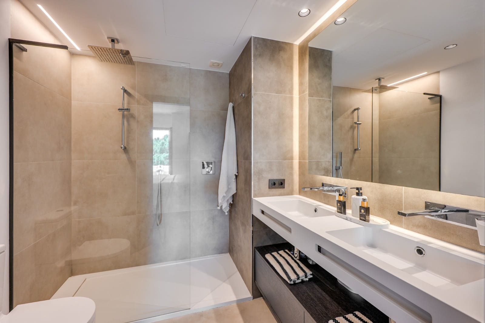 3 bedroom Beach Apartment for sale in Elviria with pool garage - € 725,000 (Ref: 9800005)