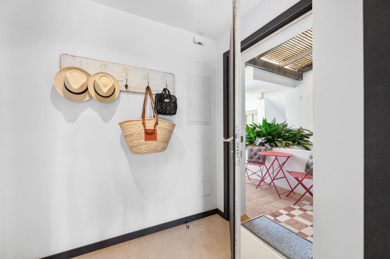 3 bedroom Beach Apartment for sale in Elviria with pool garage - € 725,000 (Ref: 9800005)