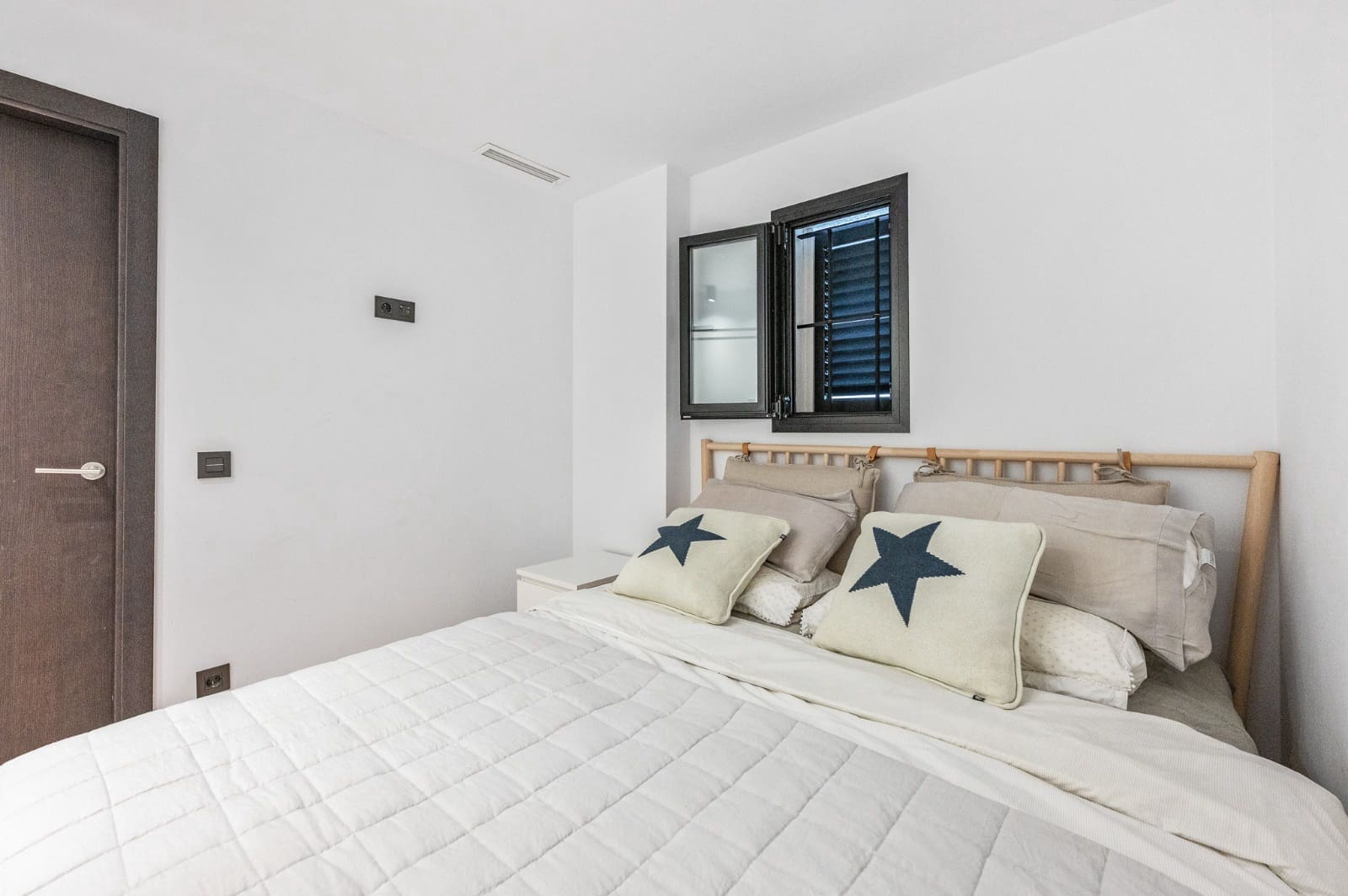 3 bedroom Beach Apartment for sale in Elviria with pool garage - € 725,000 (Ref: 9800005)