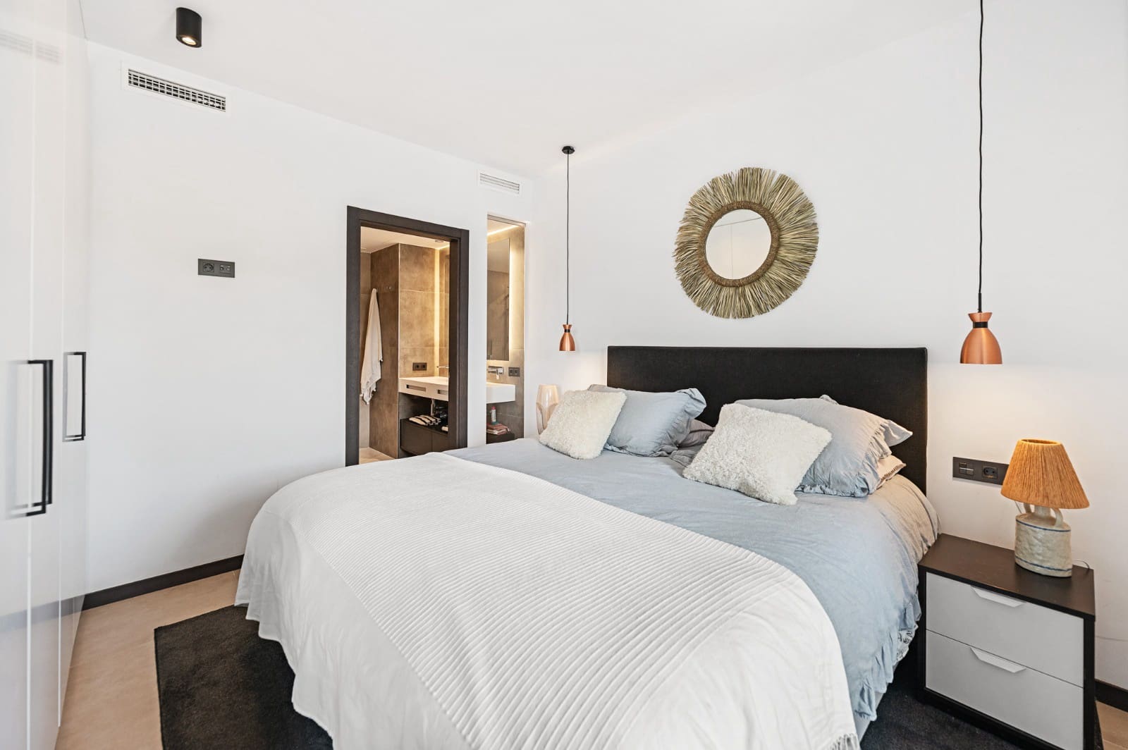 3 bedroom Beach Apartment for sale in Elviria with pool garage - € 725,000 (Ref: 9800005)