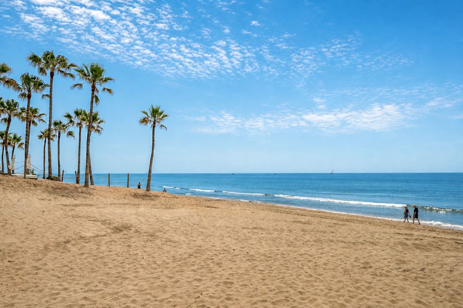 3 bedroom Beach Apartment for sale in Elviria with pool garage - € 725,000 (Ref: 9800005)