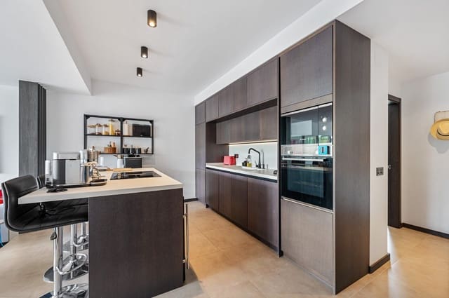 3 sovrum Strandlägenhet till salu i Elviria, Marbella med pool garage - 735 000 € (Ref: 9800005)