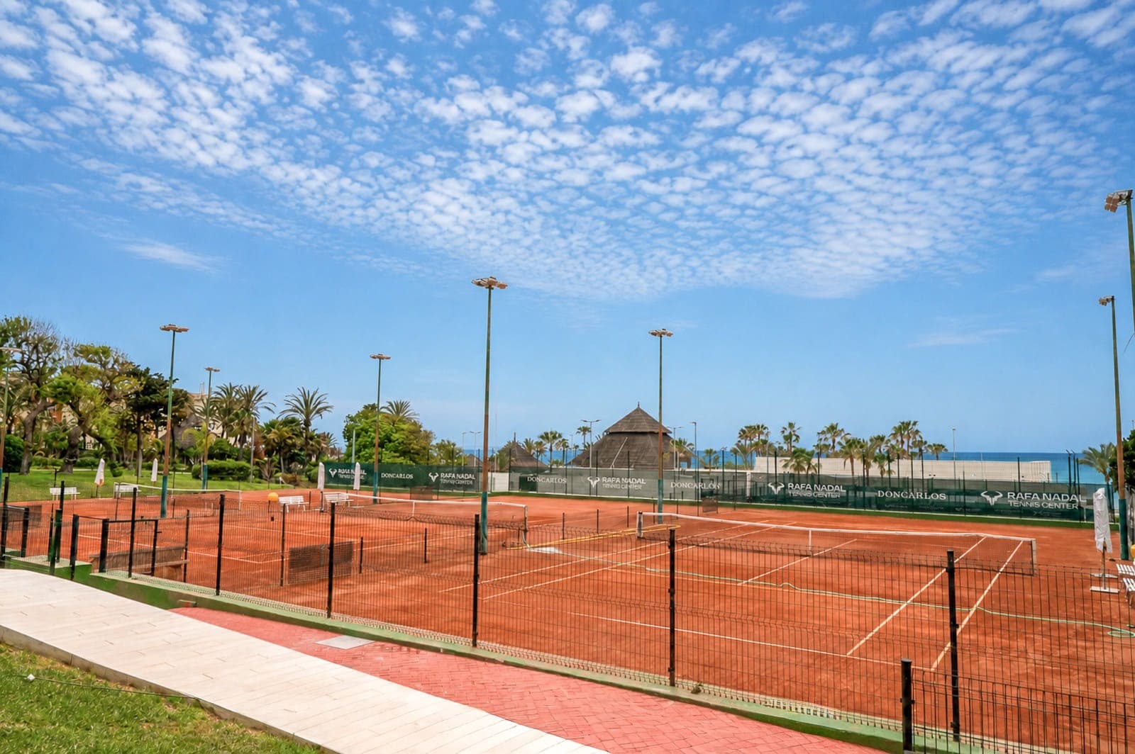 3 bedroom Beach Apartment for sale in Elviria with pool garage - € 725,000 (Ref: 9800005)
