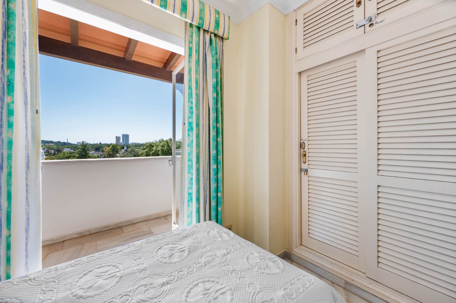 2 quarto Penthouse para venda em Elviria com piscina - 475 000 € (Ref: 9899798)
