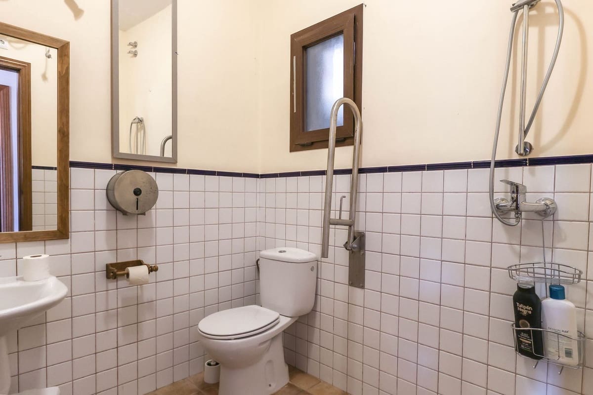 14 soveværelse Hotel til salg i Guaro med swimmingpool garage - € 780.000 (Ref: 3123089)