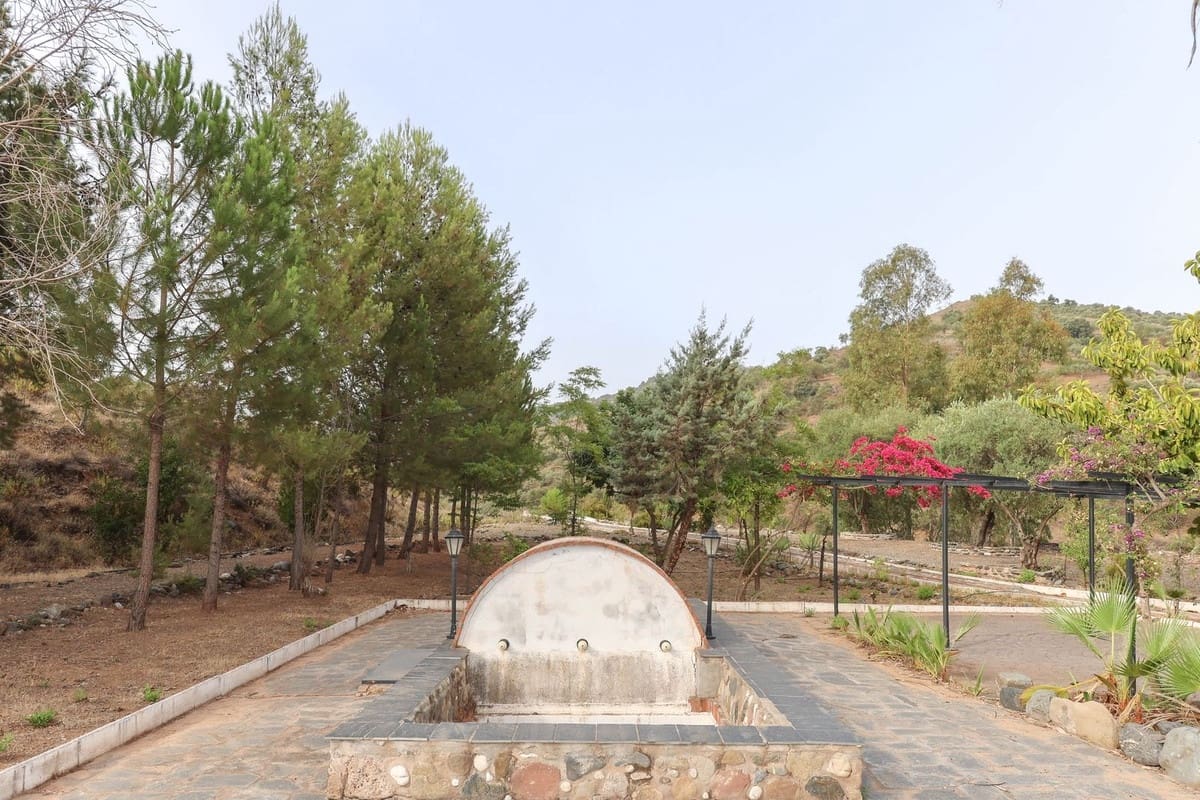 14 soveværelse Hotel til salg i Guaro med swimmingpool garage - € 780.000 (Ref: 3123089)