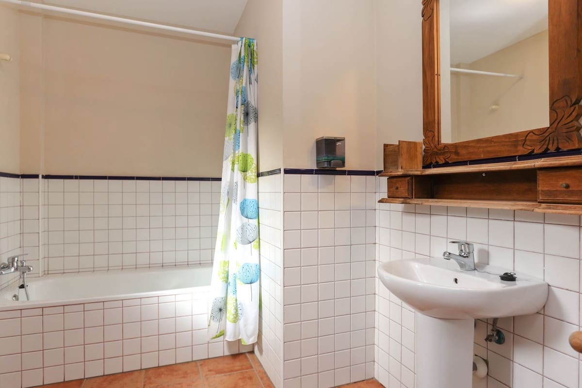 14 soveværelse Hotel til salg i Guaro med swimmingpool garage - € 780.000 (Ref: 3123089)