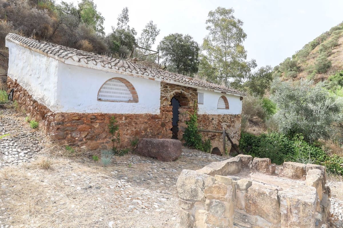 14 soveværelse Hotel til salg i Guaro med swimmingpool garage - € 780.000 (Ref: 3123089)