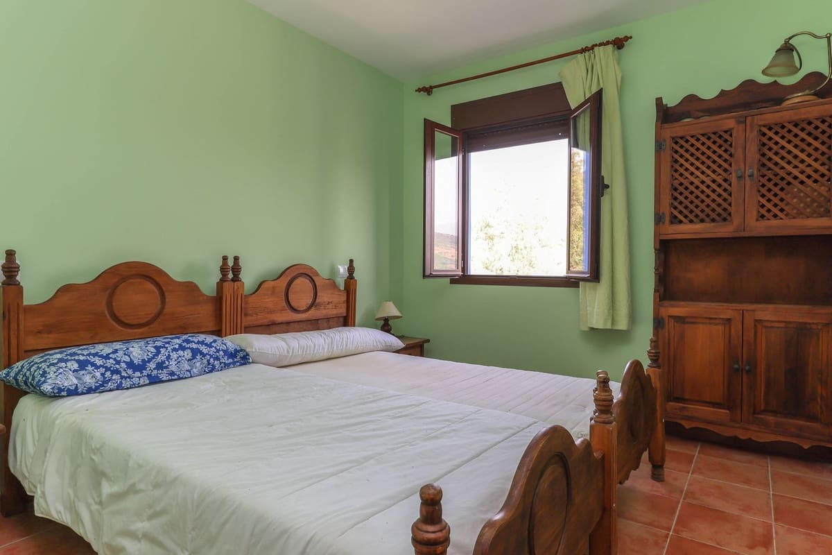 14 soveværelse Hotel til salg i Guaro med swimmingpool garage - € 780.000 (Ref: 3123089)