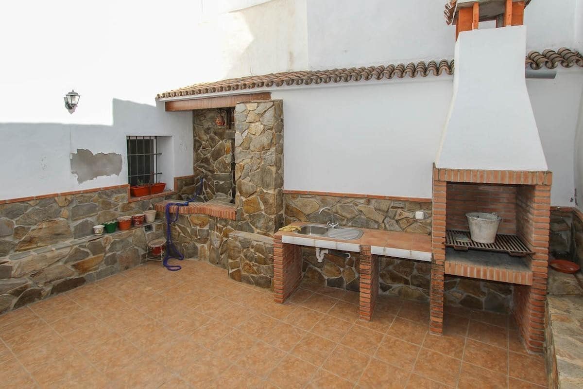 7 bedroom Townhouse for sale in Guaro - € 430,000 (Ref: 3228916)