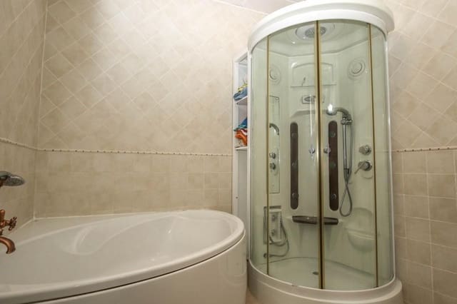 Casa de 4 habitaciones en Alozaina en venta - 197.000 € (Ref: 6007126)