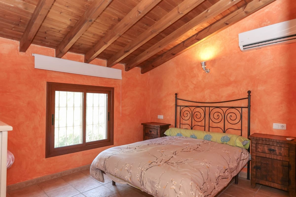 4 soveværelse Villa til salg i Guaro med swimmingpool - € 560.000 (Ref: 6682760)