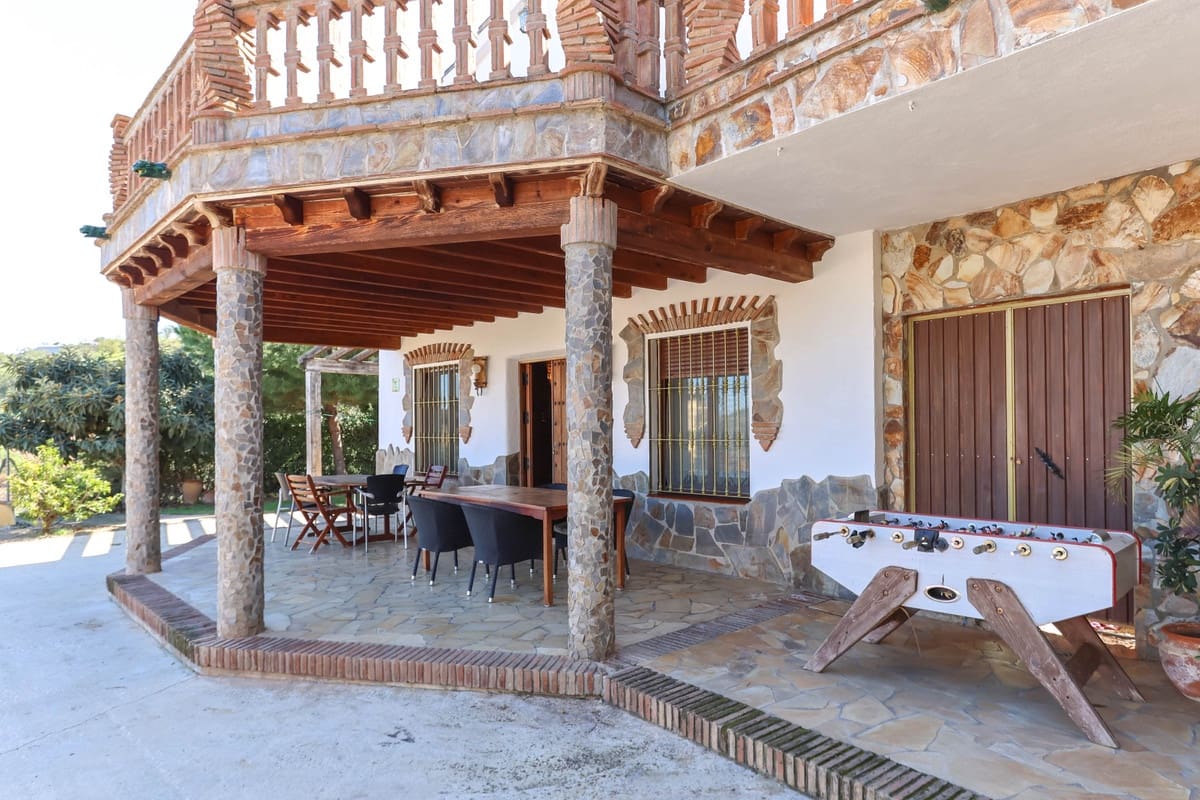 4 soveværelse Villa til salg i Guaro med swimmingpool - € 560.000 (Ref: 6682760)