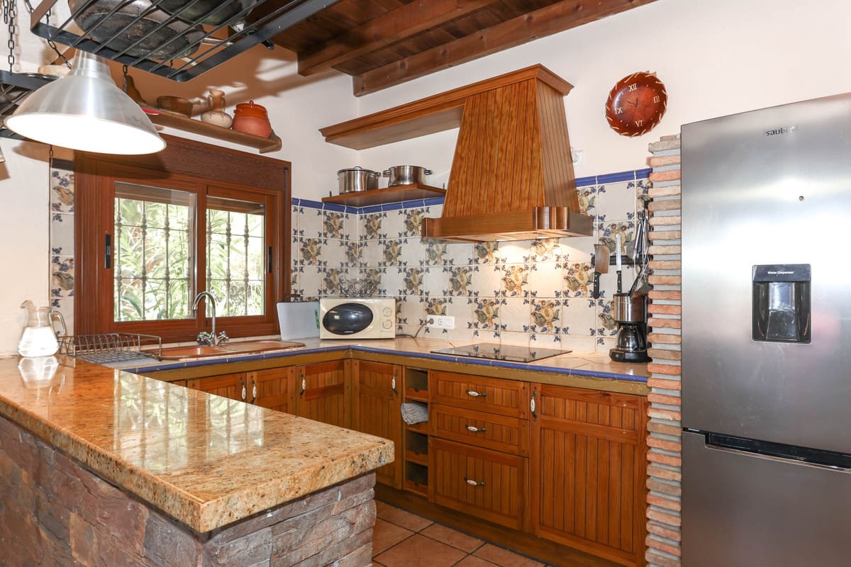 4 soveværelse Villa til salg i Guaro med swimmingpool - € 560.000 (Ref: 6682760)