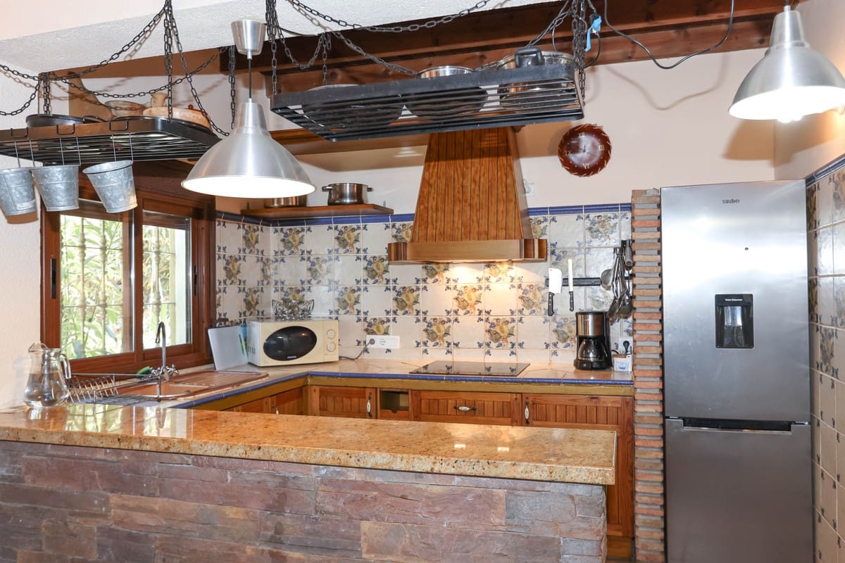 4 soveværelse Villa til salg i Guaro med swimmingpool - € 560.000 (Ref: 6682760)